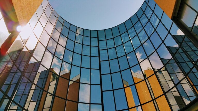 Universitas Indonesia (UI) – Merupakan universitas terbaik di Indonesia yang terkenal dengan program pendidikan dan penelitiannya yang berkualitas.